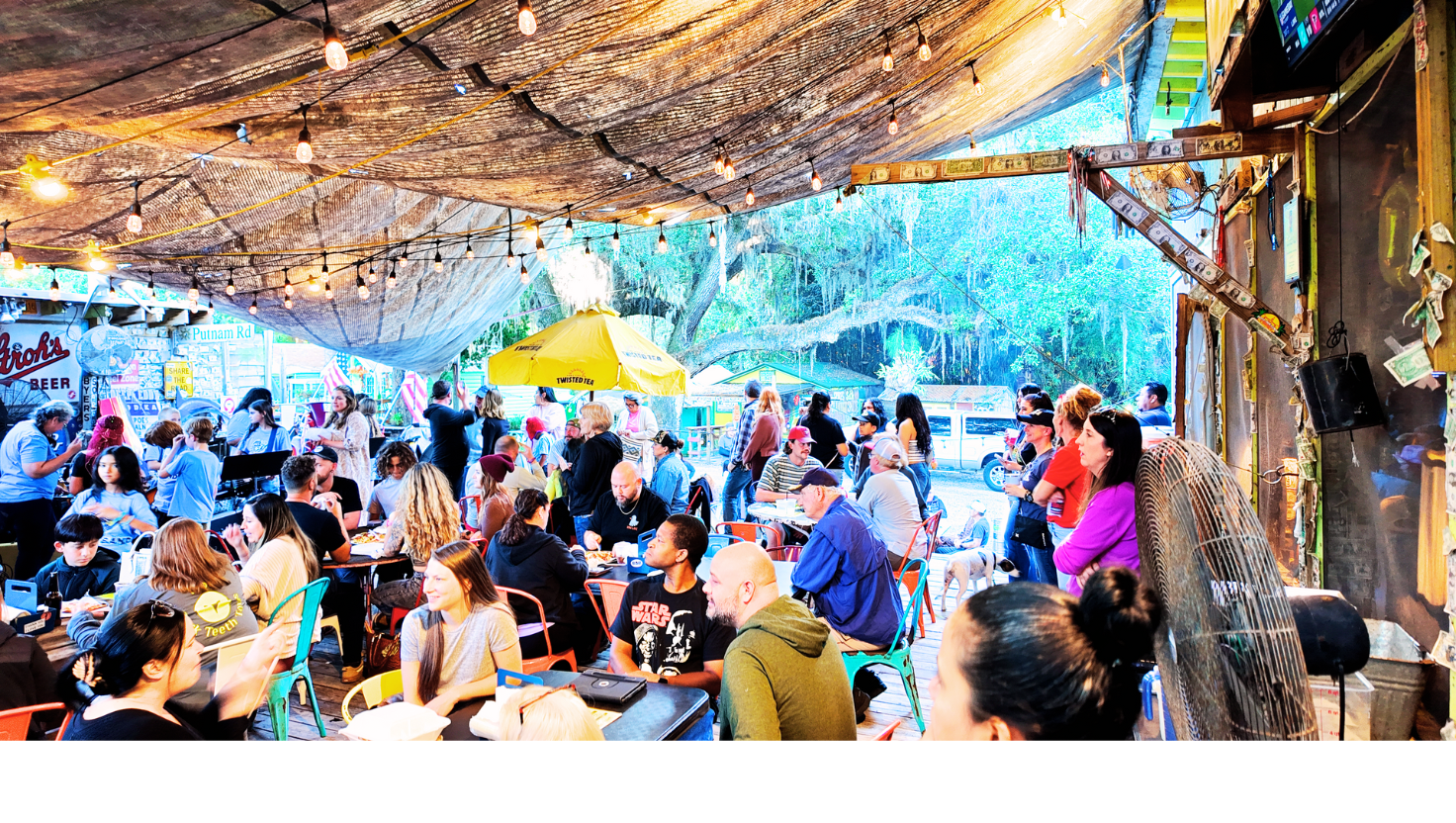 Huc-A-Poos Bites and Booze pizza bar on Tybee Island Georgia with outdoor patio