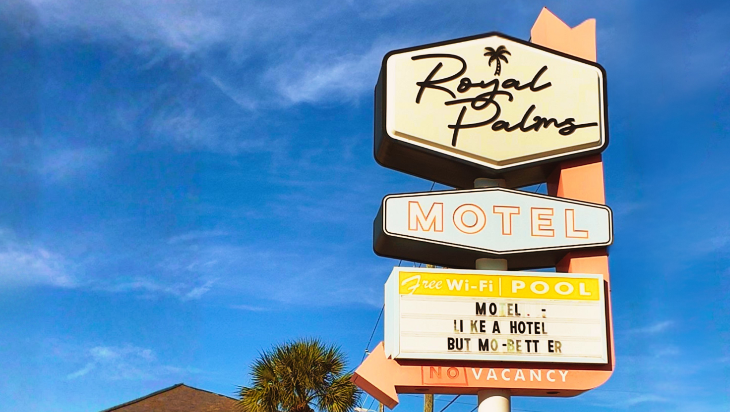 Tybee Island places to stay, Royal Palms Hotel, retro-style beach motel with central pool