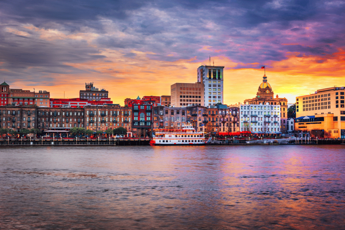 where to stay in savannah for solo women travelers over 40 featured image.