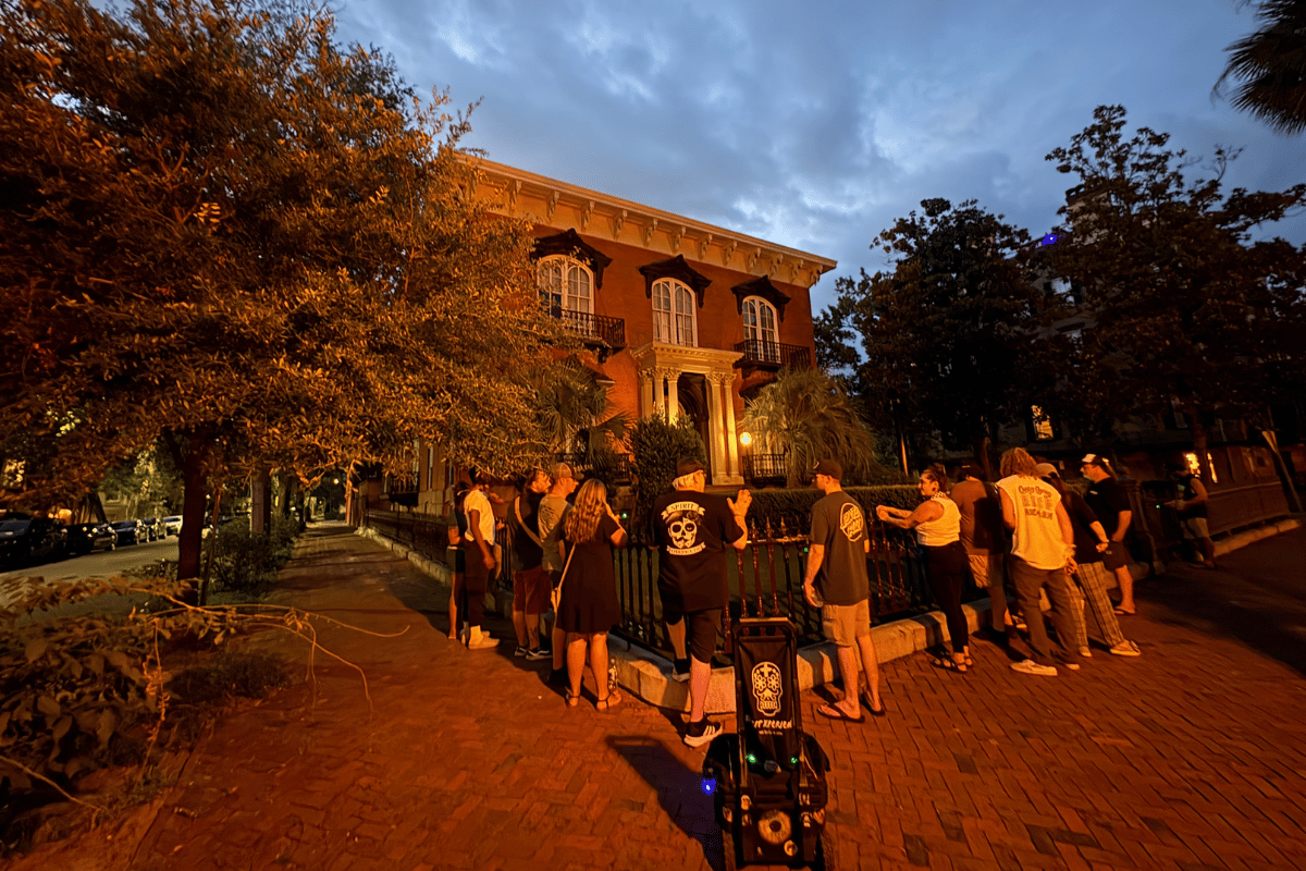 ghost tours in savannah, ga featured image.